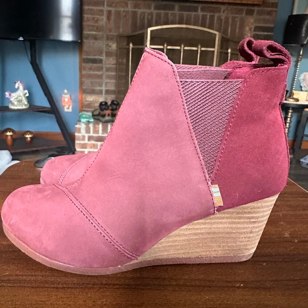 TOMS Burgundy Suede Wedge Ankle Booties Size 8 Chelsea Comfort